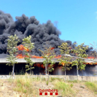 Imatge de l'incendi a una indústria de paper alimentari.