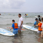 Una seixantena de persones amb discapacitat han gaudit aquest diumenge al matí de sessions de pàdel surf inclusiu.