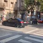El vehicle fent virolles en ple centre de Figueres.