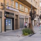 El carrer Canyelles té comerços del sector tèxtil, del sector serveis i de restauració.