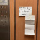 Imatge del paper higiènic enganxat a l'ascensor.