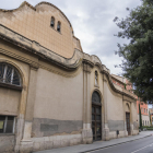 Imatge de l'exterior de l'Església de Sant Francesc d'Assís. Al fons, l'Institut Salvador Vilaseca.