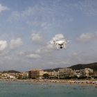Un dron sobrevola les platges de Calafell per avaluar l'efecte de les mesures de protecció del litoral.