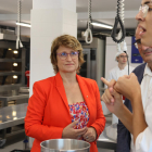 La consellera d'Educació, Anna Simó, visita una aula de l'Institut d'Aliments de Barcelona.