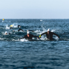 Los participantes del Triatlón durante la prueba de natación.