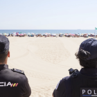 Imatge de dos policies a la platja.