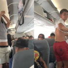 Un joven revoluciona un avión al mostrar su idea para no facturar su maleta.