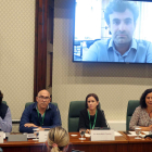 Josep Roqueta y Manuel Barbero, de la asociación Mans Petites, Aurora Martin, superviviente de abusos, y Manuel Hurtado, por videoconferencia, en la comisión de investigación del Parlament sobre la pederastia en la Iglesia.