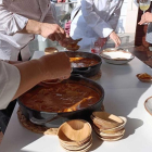 Imatge de l'elaboració d'un plat amb Romesco com un dels ingredients principals.