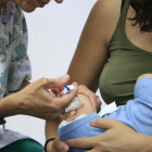 Un nadó rep l'anticòs contra el virus respiratori sincicial (VRS), principal causant de la bronquiolitis, al CAP Maragall, de Barcelona.