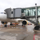 Un avió de Vueling que ha fet trajectes amb biocombustible de Repsol fabricat a Tarragona, a l'aeroport del Prat.