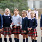 La faldilla escocesa de l'uniforme de les nenes passarà a incorporar un pantaló.