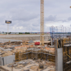 Treballs de construcció del futur hospital Viamed als terrenys urbanitzats del PP10 de Tarragona.