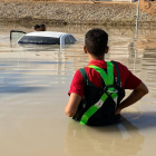 Els equips d'emergència de responen a les devastadores inundacions que van arrasar el nord-est de Líbia.