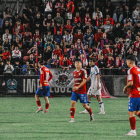 Los jugadores del CD Teruel con los aficionados del Frente Mudéjar animándoles esta temporada.