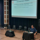 El coordinador del projecte, Antonio Paolo Russo, durant la presentació dels resultats al Centre Cívic Cotxeres de Sants.