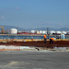 Varios operarios trabajando en obras para construir la nueva terminal de cruceros del puerto de Tarragona.