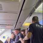 Captura del vídeo en el que se ve cómo el pasajero es expulsado de la aeronave.