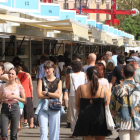 Gente paseando por La Setmana del Llibre en Català.