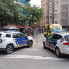 Equipos de la Guardia Urbana, Mossos d'Esquadra y del Hospital Joan XXIII en el lugar de los hechos.