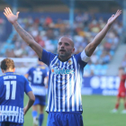 El davanter referència de la Ponferradina, Yuri, celebrant el doblet contra l'Osasuna Promesas.