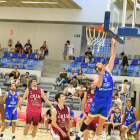 El jugador del CBT Baptiste Chazelas durant el duel de Lliga Catalana contra l'Hospitalet.