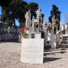 La placa en homenatge a Cipriano Martos instal·lada a la fossa històrica del cementiri de Reus on va ser enterrat.