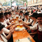 Visitants gaudeixen de la cervesa durant la 188 edició del tradicional Oktoberfest, a Munic.