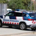 Un vehicle dels Mossos d'Esquadra entrant a la comissaria del Vendrell.