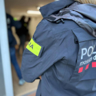 Una agente de los Mossos en su dispositivo contra el tráfico de droga a través de máquinas expendedoras ubicadas en establecimientos comerciales que la policía lleva a cabo en el Maresme.