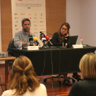 El director de la Mesa del Tercer Sector Social de Cataluña, Roger Civit, y la responsable de políticas de fortalecimiento, Patrícia Casanueva, durante la presentación del barómetro en Tarragona.