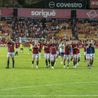 Los jugadores del Nàstic agradeciendo el apoyo de la afición.