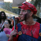 Una persona disfressada d'un Mario Bros zombi a la Zombie Walk 2023 de Sitges.