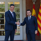 Pedro Sánchez i Pere Aragonès se saluden a l'arribada del president de la Generalitat al Palau de la Moncloa.