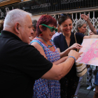 Tres persones mirant un mapa de la ciutat durant la ruta pel carrer ample organitzada per l'Associació Espais Ocults en la novena edició de 'Reus Ocult'.