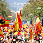 Una muchedumbre de banderas españolas en la manifestación contra la amnistía en el Passeig de Gràcia.