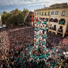 L'enxaneta del Castellers de Vilafranca fent la primera de les tres aletes de l'inèdit 9 de 9 amb folre per Tots Sants.