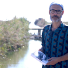 L'escriptor Gabi Martínez, sostenint un exemplar de 'Delta' des de la pantena de l'illa de Buda.