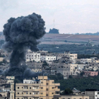 El fum augmenta al barri d'Al-Shejaeiya després d'un atac aeri israelià a l'est de la ciutat de Gaza.