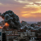 El fum s'eleva després que avions de combat israelians ataquessin la torre Palestina a la ciutat de Gaza.