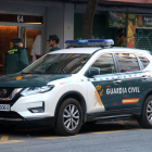 Dos agents de la Guàrdia Civil en l'operatiu conjunt amb els Mossos d'Esquadra en un domicili del carrer Ramon i Cajal de Tarragona.