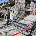 Lloc d'un edifici destruït a Tel Aviv aquest diumenge després dels atacs amb coets de Hamàs durant la nit.