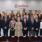 Laura Roigé, reelegida presidenta de la Cámara de Tarragona, en la foto de familia con autoridades, empresarios y representantes del puerto y de la URV, entre otros, en el pleno de constitución de la nueva Corporación.