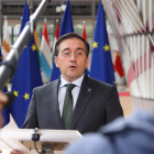 El ministre d'Exteriors espanyol, José Manuel Albares, durant una atenció als mitjans a la sortida del Consell d'Afers Generals celebrat a Brussel·les on s'ha abordat l'oficialitat del català, el basc i el gallec.