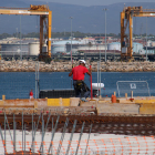 Un trabajador que trabaja en las obras para construir la nueva terminal de cruceros del puerto de Tarragona.
