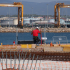 Un treballador treballant en les obres per construir la nova terminal de creuers del port de Tarragona.