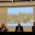 La delegada de Salud, Íngrid Roca, el delegado del Govern, Albert Salvadó, y el alcalde de Tortosa, Jordi Jordan en la presentación del nuevo edificio del HTVC.