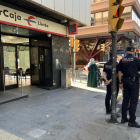 Mossos d'Esquadra a l'oficina bancària de la rambla Ferran de Lleida que ha estat atracada per un home amb un ganivet.