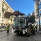 Imatge de com ha quedat l'autobús després de l'accident.