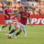 Borja Martínez protegeix la pilota davant un jugador del Barça Atlètic.